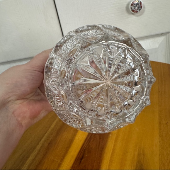 Vintage diamond cut scalloped edge flower vase - Picture 6 of 7